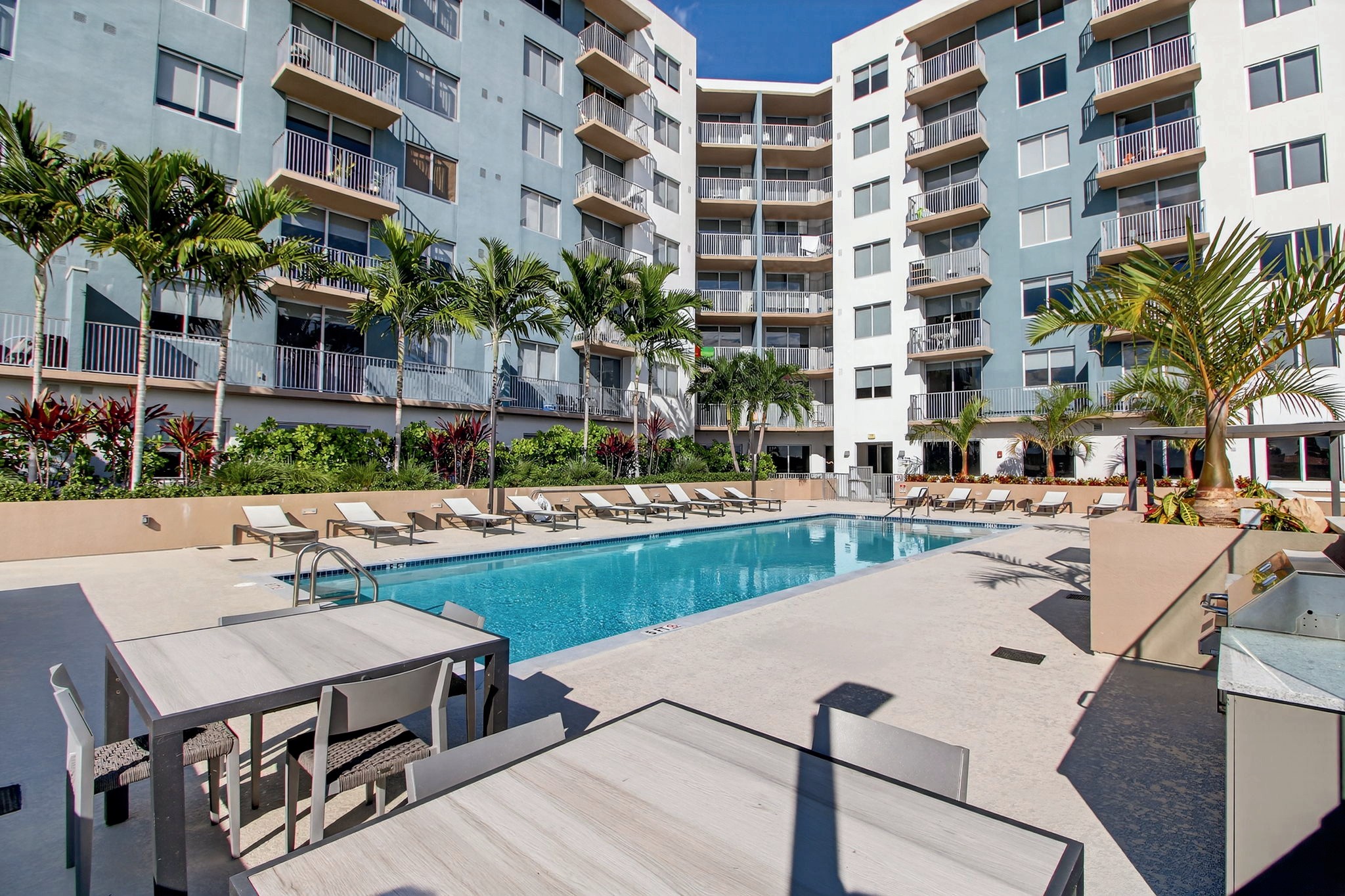 Centralis Residences — piscina y edificio